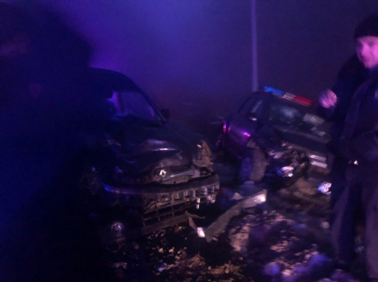 Un politist de frontiera a ajuns la spital, dupa ce a intrat cu masina de serviciu int-un Renault, iar acesta a fost proiectat intr-o Mazda