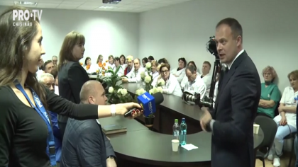 Responsabilii de la Sanatate spun ca la Calarasi, medicii, de fapt, prezentau raportul pentru anul trecut. Asta desi Candu spunea ca e o intalnire cu electoratul, iar directoarea institutiei lauda sloganul democratilor - VIDEO Responsabilii de la Sanatate spun ca la Calarasi, medicii, de fapt, prezentau raportul pentru anul trecut. Asta desi Candu spunea ca e o intalnire cu electoratul, iar directoarea institutiei lauda sloganul democratilor - VIDEO