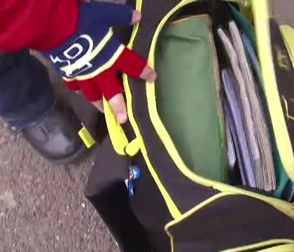 A mers la scoala cu o grenada pentru lectia despre Al Doilea Razboi Mondial. Ce s-a intamplat cand a scos-o din ghiozdan A mers la scoala cu o grenada pentru lectia despre Al Doilea Razboi Mondial. Ce s-a intamplat cand a scos-o din ghiozdan