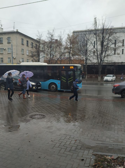 Locuitorii capitalei circula deja cu autobuzele noi. Imagini, surprinse de internauti: "Mirosul e de "proaspat", "Totusi, sunt ale noastre sau numai pana la alegeri?" - GALERIE FOTO