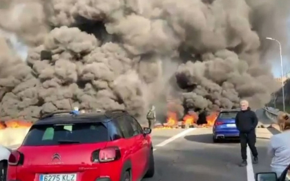 Ciocniri violente in Catalonia. Manifestantii au blocat 11 autostrazi Ciocniri violente in Catalonia. Manifestantii au blocat 11 autostrazi