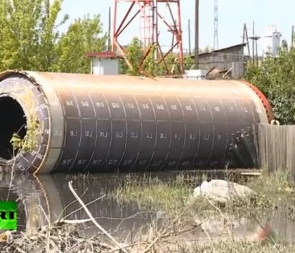 Un misterios tub de metal a fost adus de ape intr-un sat din regiunea Altai, Rusia. VIDEO Un misterios tub de metal a fost adus de ape intr-un sat din regiunea Altai, Rusia. VIDEO