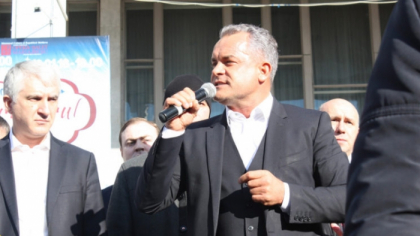 "Vlad Plahotniuc este santajat de Rusia care inventeaza cu doua zile inainte de alegeri un dosar fals pe numele sau". O spun democratii care afirma ca au sesizat mai multe institutii internationale si observatori "Vlad Plahotniuc este santajat de Rusia care inventeaza cu doua zile inainte de alegeri un dosar fals pe numele sau". O spun democratii care afirma ca au sesizat mai multe institutii internationale si observatori