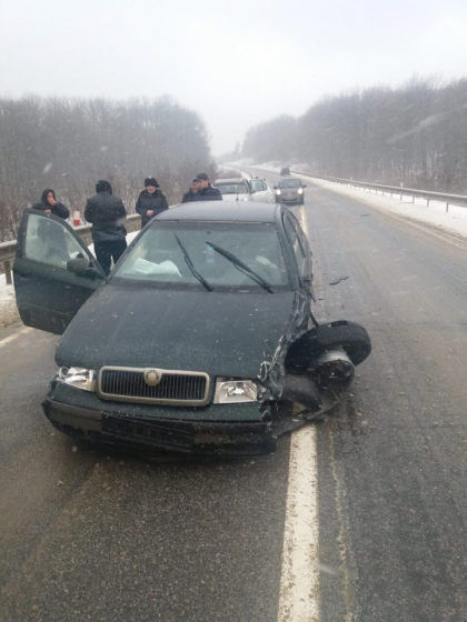 O masina din paza presedintelui, implicata intr-un accident. Igor Dodon: "Sunt in siguranta, de data aceasta fara a fi lovita masina in care ma aflam, insa a avut de suferit masina baietilor din paza" - GALERIE FOTO