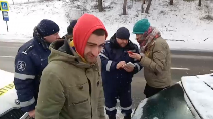 Membrii OccupyGuguta spun ca au fost opriti de politisti in drum spre Nisporeni: "Ni se cer acte pe tobe..." - VIDEO