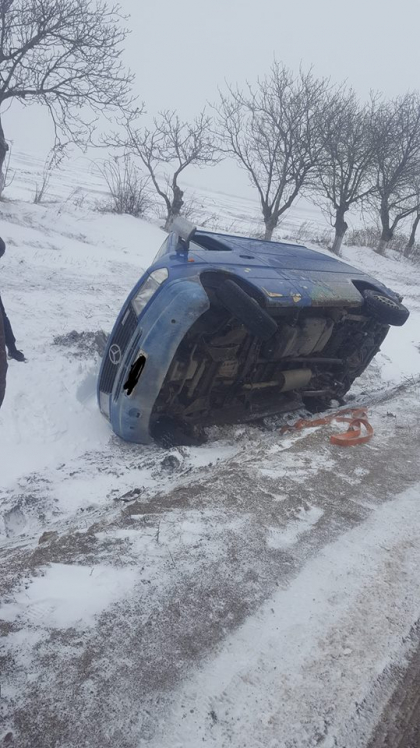 Un automobil a ajuns intr-un sant si s-a rasturnat, langa Soroca - FOTO Un automobil a ajuns intr-un sant si s-a rasturnat, langa Soroca - FOTO