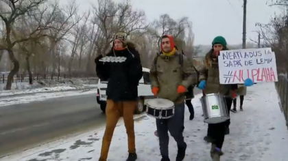 OccupyGuguta protesteaza pe strazile din circumscriptia lui Vlad Plahotniuc: "Am ajuns la Nisporeni, dar se pare ca sunt masini care ne urmaresc" - VIDEO OccupyGuguta protesteaza pe strazile din circumscriptia lui Vlad Plahotniuc: "Am ajuns la Nisporeni, dar se pare ca sunt masini care ne urmaresc" - VIDEO