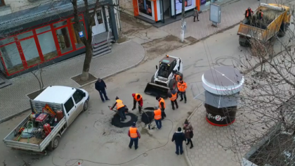14 muncitori astupa o gaura - asa se repara drumurile in Moldova. Momentul, surprins de un internaut - VIDEO 14 muncitori astupa o gaura - asa se repara drumurile in Moldova. Momentul, surprins de un internaut - VIDEO