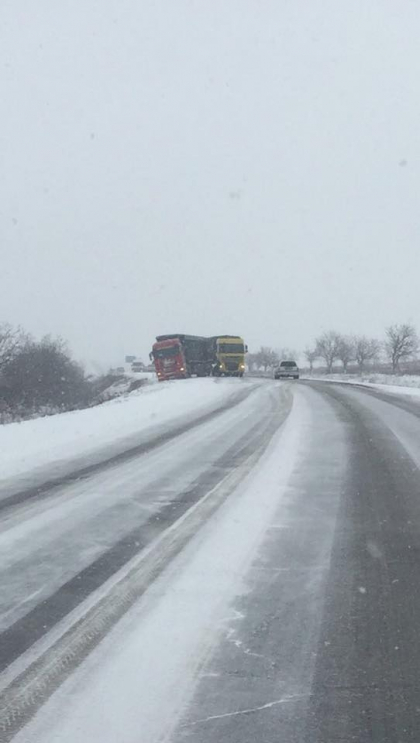Vrema rea a dat peste cap traficul din intreaga tara. Doua autocare cu peste 100 de pasageri, blocate pe soseaua Balcani. Politia: nu au putut inainta din cauza zapezii - GALERIE FOTO Vrema rea a dat peste cap traficul din intreaga tara. Doua autocare cu peste 100 de pasageri, blocate pe soseaua Balcani. Politia: nu au putut inainta din cauza zapezii - GALERIE FOTO