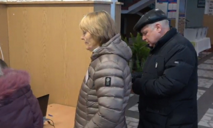 Socialistul Oleg Lipskii, candidat pe circumscritia numarul 23 si-a exercitat dreptul la vot: "Am votat pentru un viitor bun pentru tara noastra" - GALERIE FOTO