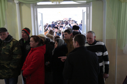 FOTO/ Alegatori adusi organizat la sectiile de votare deschise pentru cetatenii din stanga Nistrului - zdg.md FOTO/ Alegatori adusi organizat la sectiile de votare deschise pentru cetatenii din stanga Nistrului - zdg.md