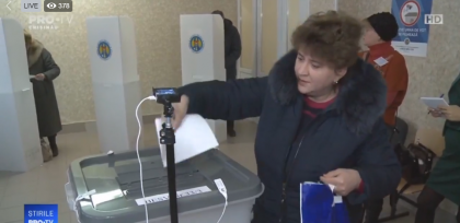 Au profitat de prima ora la care se poate vota si au mers sa-si aleaga deputatii care vor ocupa fotoliile in urmatorul parlament - GALERIE FOTO Au profitat de prima ora la care se poate vota si au mers sa-si aleaga deputatii care vor ocupa fotoliile in urmatorul parlament - GALERIE FOTO