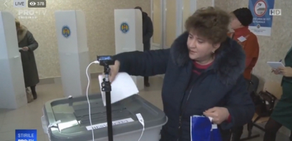 Democratii au sesizat CEC: "In mai multe sectii de votare, reprezentantii unui ONG fac presiuni asupra membrilor Birourilor Electorale ca sa nu dea si buletinele vot pentru referendum" Democratii au sesizat CEC: "In mai multe sectii de votare, reprezentantii unui ONG fac presiuni asupra membrilor Birourilor Electorale ca sa nu dea si buletinele vot pentru referendum"