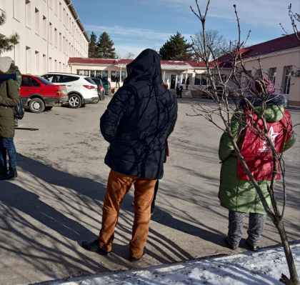 PSRM imparte pliante alegatorilor in fata sectiei de votare din Dorotcaia - ZdG.md PSRM imparte pliante alegatorilor in fata sectiei de votare din Dorotcaia - ZdG.md