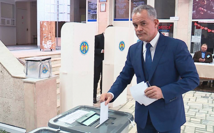 Vlad Plahotniuc a votat. Liderul PD nu a anuntat public ora, dar a avut grija sa se filmeze: "Va indemn pe toti sa mergeti la vot si sa votati pentru cei trei trandafiri". Mesajul democratului Vlad Plahotniuc a votat. Liderul PD nu a anuntat public ora, dar a avut grija sa se filmeze: "Va indemn pe toti sa mergeti la vot si sa votati pentru cei trei trandafiri". Mesajul democratului
