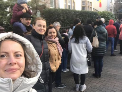 Diaspora s-a mobilizat si merge la vot. Moldovenii de prin toate tarile lumii publica imagini pe internet. Acestia au facut coada la mai multe sectii de votare - GALERIE FOTO
