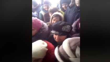 Imbulzeala mare la o sectie de votare din Rezina. O persoana, care a filmat totul, spune ca oamenii au fost adusi organizat: "Jale mare.. Totul, la comanda cuiva..." - VIDEO Imbulzeala mare la o sectie de votare din Rezina. O persoana, care a filmat totul, spune ca oamenii au fost adusi organizat: "Jale mare.. Totul, la comanda cuiva..." - VIDEO
