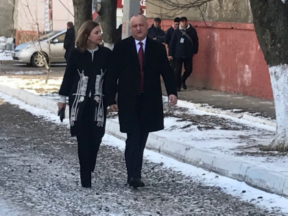 Igor Dodon a mers la vot la brat cu sotia sa, Galina Dodon. Seful statului: "Exista riscul sa avem alegeri anticipate" - FOTO