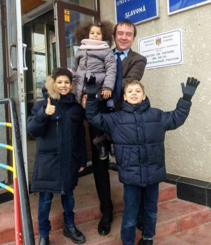 Inconjurat de cei trei copii ai sai, candidatul care vrea sa ajunga in parlament ca sa legalizeze marijuana a votat: "Pentru o viata si un viitor mai linistit" - FOTO Inconjurat de cei trei copii ai sai, candidatul care vrea sa ajunga in parlament ca sa legalizeze marijuana a votat: "Pentru o viata si un viitor mai linistit" - FOTO