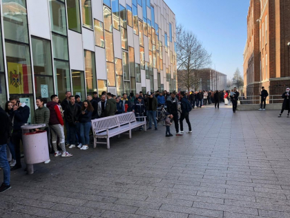 Moldovenii care locuiesc la Londra au facut coada la sectia de vot pentru a-si alege deputatii in urmatorul Parlament - GALERIE FOTO Moldovenii care locuiesc la Londra au facut coada la sectia de vot pentru a-si alege deputatii in urmatorul Parlament - GALERIE FOTO