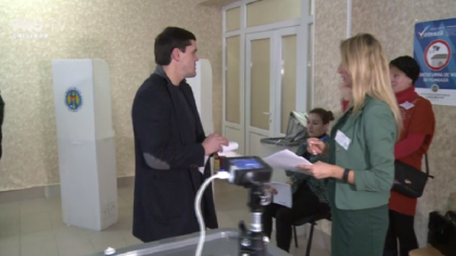 Si-a fotografiat sau nu Constantin Tutu buletinul de vot. Ce spune democratul: "Poate l-am verificat sa nu aiba mercur pe el" Si-a fotografiat sau nu Constantin Tutu buletinul de vot. Ce spune democratul: "Poate l-am verificat sa nu aiba mercur pe el"