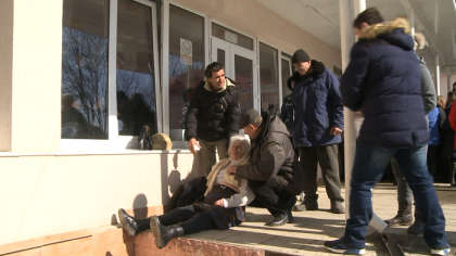 O femeie si-a pierdut cunostinta in sectia de votare de la Dorotcaia. Momentul in care ea este scoasa pe geam a fost filmat de echipa PRO TV - VIDEO
