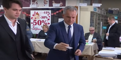 Timofei Plahotniuc a votat impreuna cu tatal sau. Democratii au avut grija sa-i filmeze si sa posteze imaginile - VIDEO