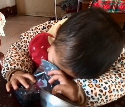 Vedeta pe internet la varsta de doar doi ani. Mii de oameni au fost induiosati de acest baietel din China Vedeta pe internet la varsta de doar doi ani. Mii de oameni au fost induiosati de acest baietel din China