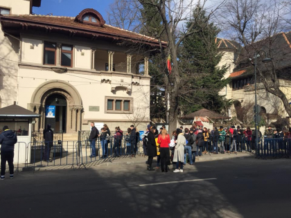 Diaspora din Bucuresti: "Fiecare a 3-a persoana care vine nu poate vota" - FOTO Diaspora din Bucuresti: "Fiecare a 3-a persoana care vine nu poate vota" - FOTO