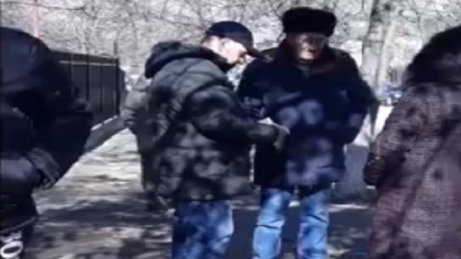 Un internaut spune ca a surprins momentul in care un barbat ofera bani unui alegator din stanga Nistrului langa o sectie de votare pentru ca acesta sa voteze un anumit partid. Imaginile, postate pe retelele de socializare: "Cat v-au dat?" - VIDEO Un internaut spune ca a surprins momentul in care un barbat ofera bani unui alegator din stanga Nistrului langa o sectie de votare pentru ca acesta sa voteze un anumit partid. Imaginile, postate pe retelele de socializare: "Cat v-au dat?" - VIDEO