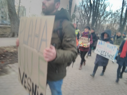 Comunitatea Occupy Guguta, cu tobe si pancarte, protesteaza in fata CEC. Urmeaza sa mearga si in fata parlamentului - VIDEO