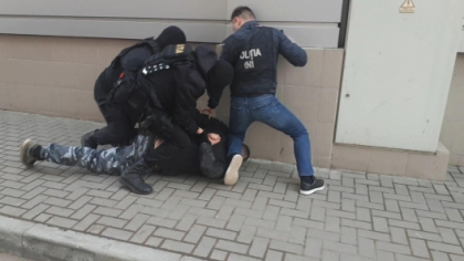Santajat sa plateasca 100 000 lei pentru ca a refuzat sa vanda droguri ilegal Santajat sa plateasca 100 000 lei pentru ca a refuzat sa vanda droguri ilegal