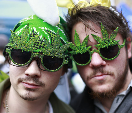 Care este varianta mai "sigura": Alcool vs. marijuana