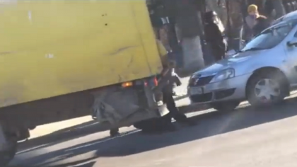 Bataie pe bulevardul Dacia din capitala. Momentul in care un sofer este luat la pumni de un alt conducator auto - VIDEO