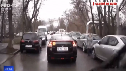 Soferita care acum cateva zile nu a dorit sa-i acorde prioritate unei ambulantei cu girofarul inclus a fost amendata. Cat va plati femeia Soferita care acum cateva zile nu a dorit sa-i acorde prioritate unei ambulantei cu girofarul inclus a fost amendata. Cat va plati femeia