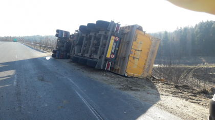 Un TIR incarcat cu 22.5 tone cu seminte de foloarea-soarelui s-a rasturnat in apropiere de localitatea Fundul Galbenei - GALERIE FOTO
