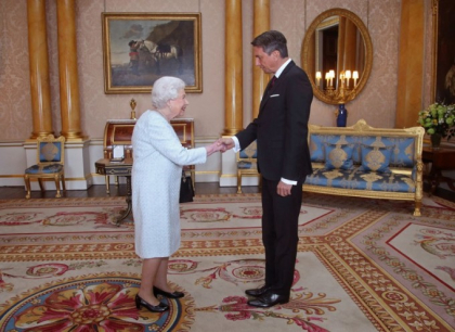 Mister in jurul unor fotografii cu regina Elisabeta II. Ce i-a speriat pe fani - FOTO Mister in jurul unor fotografii cu regina Elisabeta II. Ce i-a speriat pe fani - FOTO