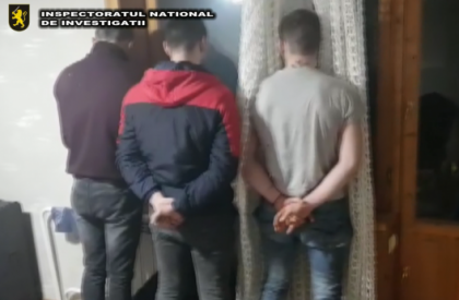 Gaseau minore, le impuneau sa se prostitueze intr-un apartament inchiriat in capitala, iar apoi le luau banii. Ce sume primeau de la potentialii beneficiari. Doi tineri din Falesti, retinuti - VIDEO
