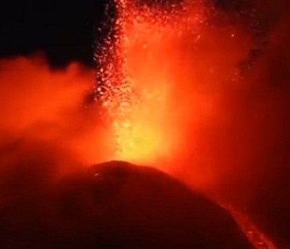 Imagini spectaculoase in Sicilia. Vulcanul Etna a erupt din nou: aeroportul din Catania, inchis de autoritati