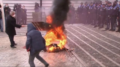 Albanezii cer demisia premierului, acuzat de coruptie si legaturi cu crima organizata - FOTO Albanezii cer demisia premierului, acuzat de coruptie si legaturi cu crima organizata - FOTO