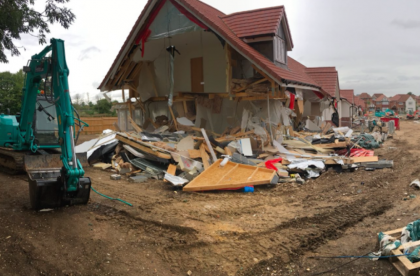 Sentinta in cazul romanului care a distrus 5 case cu excavatorul, in Marea Britanie