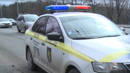 Barbatul in varsta de 70 de ani care se afla la volanul unui automobil si a lovit o fetita pe strada Hristo Botev le-a spus politistilor ca nu a observat copilul si ca a fugit dupa impact pentru ca... s-a speriat - VIDEO Barbatul in varsta de 70 de ani care se afla la volanul unui automobil si a lovit o fetita pe strada Hristo Botev le-a spus politistilor ca nu a observat copilul si ca a fugit dupa impact pentru ca... s-a speriat - VIDEO