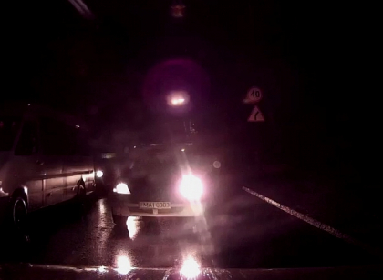 VIDEO. Asta e culmea! O masina a Politiei stationeaza pe contrasens, pe o strada din Chisinau VIDEO. Asta e culmea! O masina a Politiei stationeaza pe contrasens, pe o strada din Chisinau