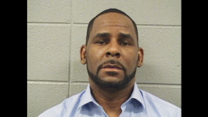 R. Kelly, arestat pentru a doua oara. Acuzatiile aduse cantaretului R. Kelly, arestat pentru a doua oara. Acuzatiile aduse cantaretului