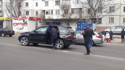 Soferul BMW-ului despre care se spunea ca a lovit o femeie cu un copil in brate, apoi i-a urcat in masina lui si a plecat de la fata locului, le-a spus politistilor cum s-a intamplat totul. Unde a dus-o pe femeie dupa impact