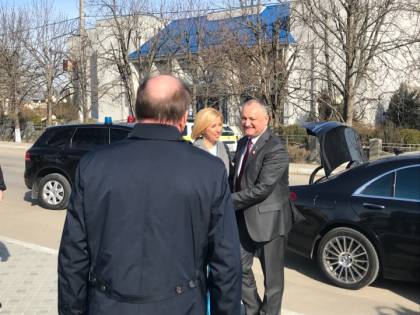 Igor Dodon, la Comrat. Presedintele a oferit si acolo cateva autospeciale trimise de Putin. La eveniment a fost prezenta si Irina Vlah - GALERIE FOTO