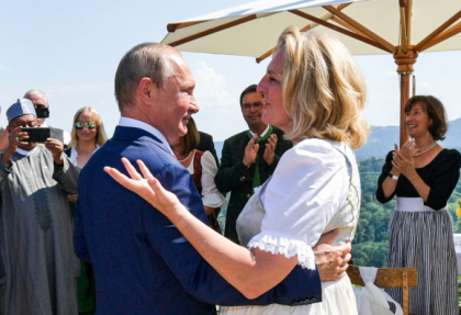 Sefa diplomatiei austriece ar vrea sa mai valseze o data cu Putin Sefa diplomatiei austriece ar vrea sa mai valseze o data cu Putin