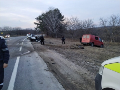 Doi soferi, transportati la spital in stare grava dupa ce masinile pe care le conduceau s-au ciocnit violent intr-o localitate din Rascani - GALERIE FOTO Doi soferi, transportati la spital in stare grava dupa ce masinile pe care le conduceau s-au ciocnit violent intr-o localitate din Rascani - GALERIE FOTO