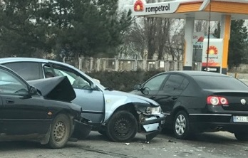 Trei masini s-au ciocnit pe strada Uzinelor din capitala - GALERIE FOTO Trei masini s-au ciocnit pe strada Uzinelor din capitala - GALERIE FOTO