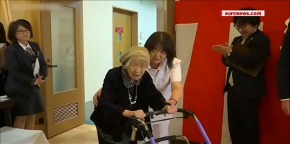 Cea mai batrana persoana din lume este o femeie din Japonia, care are 116 ani si doua luni. A plans de fericire cand a fost premiata de Cartea Recordurilor Guiness, acesta fiind visul ei inca de la 100 de ani - VIDEO Cea mai batrana persoana din lume este o femeie din Japonia, care are 116 ani si doua luni. A plans de fericire cand a fost premiata de Cartea Recordurilor Guiness, acesta fiind visul ei inca de la 100 de ani - VIDEO